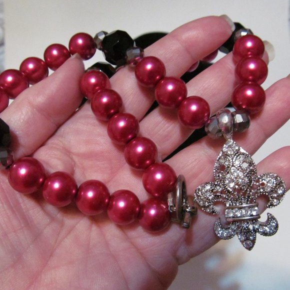 Glass bead choker necklace Fleur de Lis pendant - Picture 1 of 2